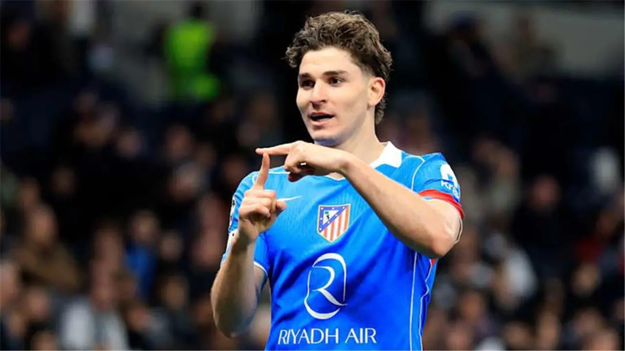 رئيس أتلتيكو مدريد يبعث رسالة لـ برشلونة بشأن مستقبل ألفاريز